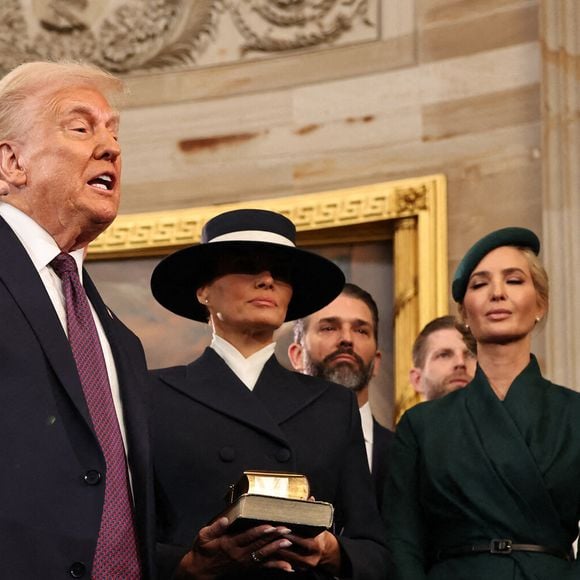 Le président Donald Trump prête serment en tant que 47e président des États-Unis dans la rotonde du Capitole à Washington, DC, le lundi 20 janvier 2025. Le président de la Cour suprême, John Roberts, fait prêter serment à l'épouse de Donald Trump, Melania Trump, qui tient la bible.    Pool photo by Chip Somodevilla/UPI/ABACAPRESS.COM