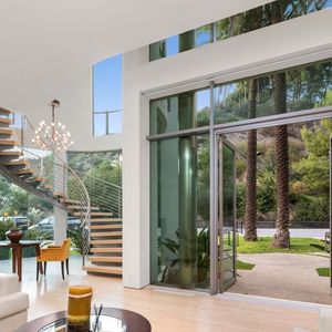 À l'intérieur de la maison principale, qui s'étend sur 1 900 mètres carrés d'espace habitable, les invités bénéficient d'un design moderne avec de hauts plafonds et d'énormes fenêtres

Exclusif - La nouvelle villa de Kanye West à Beverly Hills. Kanye a finalisé l'achat hors marché pour 35 millions de dollars.