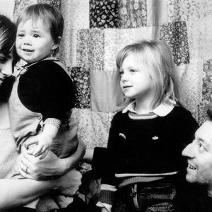 WABNCY Jane Birkin, Serge Gainsbourg et leurs enfants Kate Barry (la fille de Jane et du compositeur John Barry) et Charlotte Gainsbourg (âgée de 17 mois), décembre 1972 
Référence du fichier n° 33848-514THA Photo : Alamy/ABACAPRESS.COM