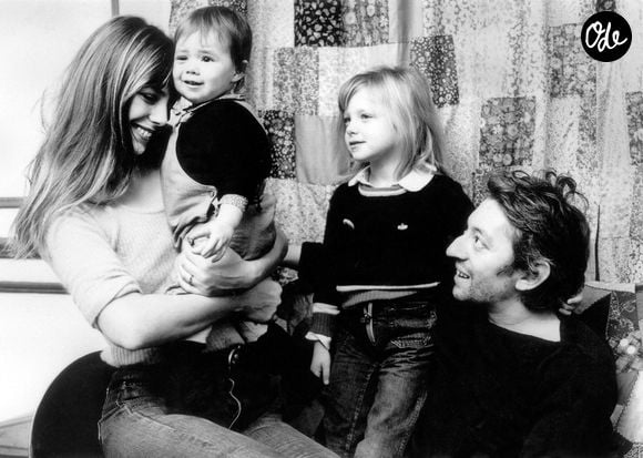 WABNCY Jane Birkin, Serge Gainsbourg et leurs enfants Kate Barry (la fille de Jane et du compositeur John Barry) et Charlotte Gainsbourg (âgée de 17 mois), décembre 1972 
Référence du fichier n° 33848-514THA Photo : Alamy/ABACAPRESS.COM