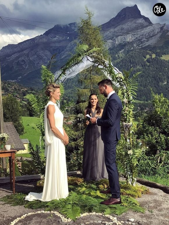 "8 ans avec toi mon chéri Paul Leyden, tellement plein d'amour, d'aventures et le cadeau de nos deux enfants incroyables ! Merci !" a écrit l'actrice française en anglais sous une série de photos du jour J.

Alexia Barlier et son mari, l'acteur australien Paul Leyden, lors de leur mariage en septembre 2026 dans les Alpes Suisses.

Instagram @alexiabarlier