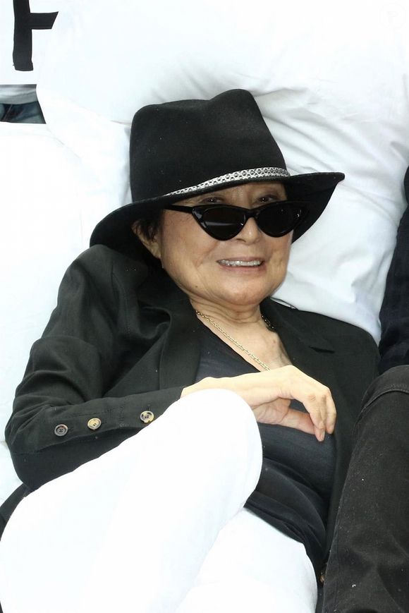 Yoko Ono, Ringo Starr et Jeff Bridges, au côté du photographe Henry Diltz et du maire de New York Bill de Blasio, ont reconstitué le célèbre "Bed-in for Peace" de John et Yoko en 1969, protestant à l'époque contre la guerre menée par les Etats-Unis au Viêt Nam. Le 13 septembre 2018.
Bestimage