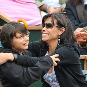 Mathilda May et son fils assistent à un match lors des Internationaux de France de Tennis 2008 à Roland Garros à Paris, France, le 6 juin 2008. Photo Frederic Nebinger/ABACAPRESS.COM