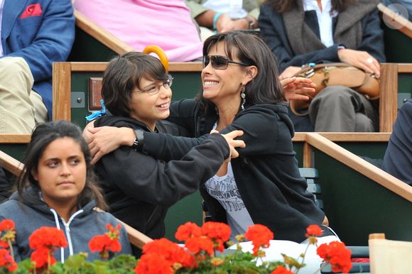 Mathilda May et son fils assistent à un match lors des Internationaux de France de Tennis 2008 à Roland Garros à Paris, France, le 6 juin 2008. Photo Frederic Nebinger/ABACAPRESS.COM