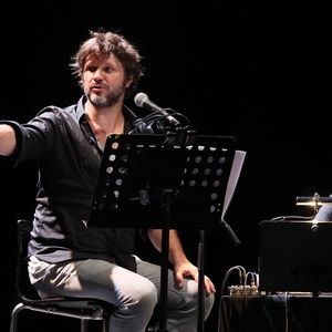 Bertrand Cantat (ex-membre du groupe "Noir Désir" et actuel membre du groupe "Détroit") a fait une pause dans sa carrière musicale et s'est lancé dans une tournée de lecture de textes poétiques avec deux musiciens autour de lui en 2016. 

© Patrick Bernard/ Bestimage