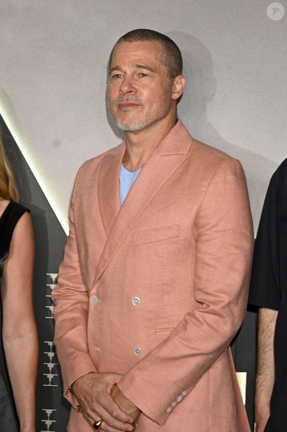 Brad Pitt pose pour une photo lors du photocall de "F1 : The Movie" au Sofitel Reforma Mexico City le 09 juin 2025 à Mexico City, Mexique.  Agence / Bestimage