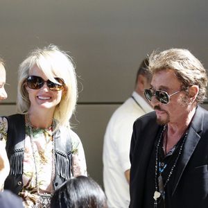 Johnny Hallyday avec sa femme Laeticia, leurs filles Jade et Joy et la grand-mère de Laeticia Elyette Boudou quittent Los Angeles pour Paris le 25 juin 2015. © Agence / Bestimage