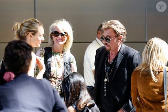 Johnny Hallyday avec sa femme Laeticia, leurs filles Jade et Joy et la grand-mère de Laeticia Elyette Boudou quittent Los Angeles pour Paris le 25 juin 2015. © Agence / Bestimage
