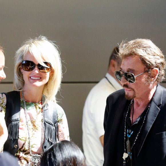 Johnny Hallyday avec sa femme Laeticia, leurs filles Jade et Joy et la grand-mère de Laeticia Elyette Boudou quittent Los Angeles pour Paris le 25 juin 2015. © Agence / Bestimage