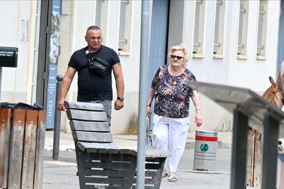 Exclusif - Laeticia Hallyday et ses filles Jade et Joy (qui résident depuis quelques jours dans la propriété familiale du Cap-d'Ail) arrivent à Marseillan pour déjeuner avec Elyette Boudou "Mamie Rock" (qui fêtera ses 89 ans le 5 juillet prochain), accompagné de son père André Boudou et sa fille Alcéa (demi soeur de Laeticia). Toute la famille est allée déjeuner à la crêperie "La Maison de Camille" à Marseillan, France, le 2 juillet 2024