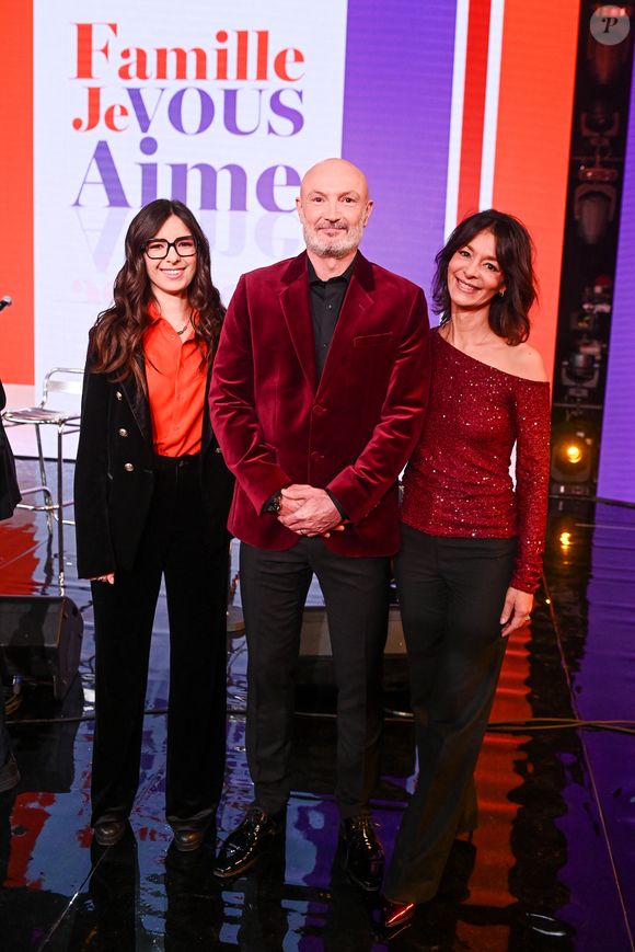 Exclusif - Frank Leboeuf entouré par sa belle-fille Djéane Nollet et son épouse Chrislaure Nollet en backstage de l'enregistrement de l'émission "Famille je vous aime" présentée par M.Drucker et qui sera diffusée le 29 décembre sur France 3, au studio Rive gauche, à Paris, France, le 2 décembre 2025. © Gaffiot-Perusseau/Bestimage