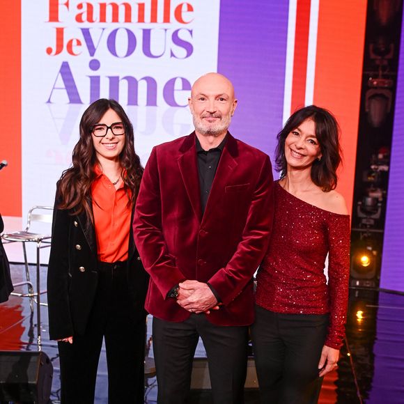 Exclusif - Frank Leboeuf entouré par sa belle-fille Djéane Nollet et son épouse Chrislaure Nollet en backstage de l'enregistrement de l'émission "Famille je vous aime" présentée par M.Drucker et qui sera diffusée le 29 décembre sur France 3, au studio Rive gauche, à Paris, France, le 2 décembre 2025. © Gaffiot-Perusseau/Bestimage