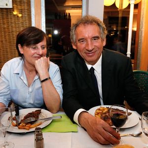 Ensemble, ils ont construit une famille nombreuse, avec six enfants et désormais 21 petits-enfants...


Président du Parti du Centre (MoDem) et candidat à la mairie de Pau, François Bayrou célèbre avec sa femme Elisabeth après avoir remporté le vote à l'issue du second tour des élections municipales françaises, à Pau, dans le sud-ouest de la France, le 30 mars 2014. Photo by Patrick Bernard/ABACAPRESS.COM