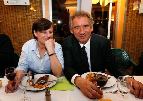 Ensemble, ils ont construit une famille nombreuse, avec six enfants et désormais 21 petits-enfants...


Président du Parti du Centre (MoDem) et candidat à la mairie de Pau, François Bayrou célèbre avec sa femme Elisabeth après avoir remporté le vote à l'issue du second tour des élections municipales françaises, à Pau, dans le sud-ouest de la France, le 30 mars 2014. Photo by Patrick Bernard/ABACAPRESS.COM