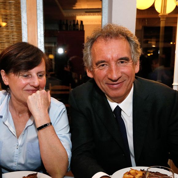 Ensemble, ils ont construit une famille nombreuse, avec six enfants et désormais 21 petits-enfants...


Président du Parti du Centre (MoDem) et candidat à la mairie de Pau, François Bayrou célèbre avec sa femme Elisabeth après avoir remporté le vote à l'issue du second tour des élections municipales françaises, à Pau, dans le sud-ouest de la France, le 30 mars 2014. Photo by Patrick Bernard/ABACAPRESS.COM