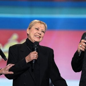 Exclusif - No Web - No Tabloids - Dave, Dorothée et Nikos Aliagas - Surprises - Enregistrement de l'émission "La Chanson secrète 10"  diffusée sur TF1 le 22 janvier 2022
© Jacovides-Moreau / Bestimage
Après le succès des précédentes éditions, « LA CHANSON SECRETE », présentée par N.ALIAGAS et produite par DMLS TV, revient sur TF1.
8 artistes ne savent rien de ce qui va se passer pour eux !
Ils ont accepté de jouer le jeu, de se laisser totalement surprendre, émouvoir, parfois même déstabiliser car ils vont découvrir en même temps que les téléspectateurs une surprise : une chanson qui leur est chère revisitée et réinterprétée par un artiste.
Des mises en scène spectaculaires au service de l’émotion… Et des émotions fortes pour l’artiste assis dans le fauteuil grâce à la venue sur le plateau de proches et d’invités inattendus.
Les téléspectateurs seront aux premières loges pour vivre ces moments d’intimité musicale rare.