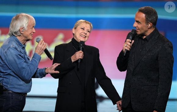 Exclusif - No Web - No Tabloids - Dave, Dorothée et Nikos Aliagas - Surprises - Enregistrement de l'émission "La Chanson secrète 10"  diffusée sur TF1 le 22 janvier 2022
© Jacovides-Moreau / Bestimage
Après le succès des précédentes éditions, « LA CHANSON SECRETE », présentée par N.ALIAGAS et produite par DMLS TV, revient sur TF1.
8 artistes ne savent rien de ce qui va se passer pour eux !
Ils ont accepté de jouer le jeu, de se laisser totalement surprendre, émouvoir, parfois même déstabiliser car ils vont découvrir en même temps que les téléspectateurs une surprise : une chanson qui leur est chère revisitée et réinterprétée par un artiste.
Des mises en scène spectaculaires au service de l’émotion… Et des émotions fortes pour l’artiste assis dans le fauteuil grâce à la venue sur le plateau de proches et d’invités inattendus.
Les téléspectateurs seront aux premières loges pour vivre ces moments d’intimité musicale rare.