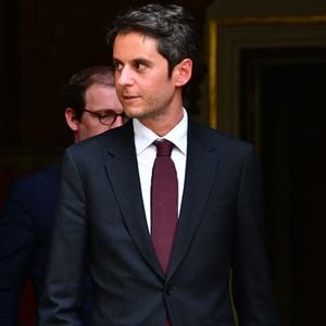 Le président du groupe parlementaire Ensemble pour la République, Gabriel Attal et le député et conseiller municipal d'Ensemble pour la République à Saint-Cloud, Pierre Cazeneuve, après une réunion avec le Premier ministre français dans le cadre des consultations sur la représentation proportionnelle, à l'hôtel Matignon à Paris, France, le 1er mai 2025. © Christian Liewig/Bestimage