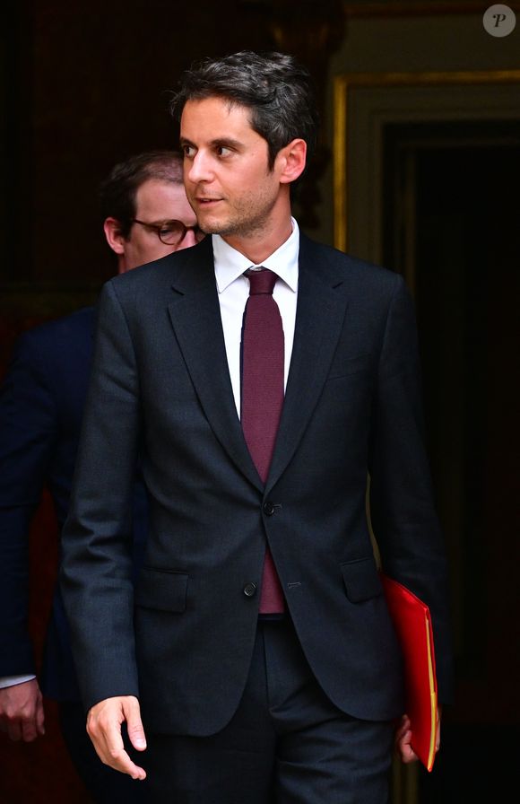 Le président du groupe parlementaire Ensemble pour la République, Gabriel Attal et le député et conseiller municipal d'Ensemble pour la République à Saint-Cloud, Pierre Cazeneuve, après une réunion avec le Premier ministre français dans le cadre des consultations sur la représentation proportionnelle, à l'hôtel Matignon à Paris, France, le 1er mai 2025. © Christian Liewig/Bestimage