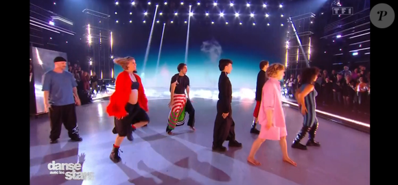 La danseuse et son compagnon on fait sensation sur scène.
Fauve Hautot et son compagnon Romain Guillermic dans "Danse avec les stars" sur TF1 le 3 avril 2026.