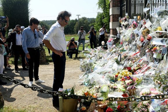 Anthony Delon et son demi-frère Alain-Fabien découvrent les hommages devant les grilles de la propriété de Douchy, quelques heures avant les obsèques de leur père, A.Delon, le 24 août 2024. Décédé le 18 août 2024, l'acteur a rendu son dernier souffle, entouré des siens dans sa propriété de Douchy, où il sera inhumé, le 24 août 2024 vers 17 heures dans une chapelle, construite il y a une vingtaine d'années.