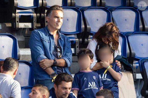 Faustine Bollaert, son mari Maxime Chattam et leurs enfants Abbie et Peter sont en tribune lors de la rencontre de football Paris Saint Germain PSG contre Clermont (4-0) au Parc des Princes à Paris le 11 septembre 2021.