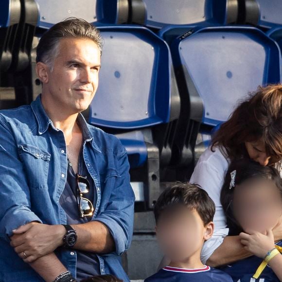 Faustine Bollaert, son mari Maxime Chattam et leurs enfants Abbie et Peter sont en tribune lors de la rencontre de football Paris Saint Germain PSG contre Clermont (4-0) au Parc des Princes à Paris le 11 septembre 2021.