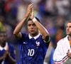 L'attaquant star exprime toute sa fierté d'avoir porté le brassard tout en saluant le soutien inconditionnel des supporters.

Kylian Mbappé salue le public du match France-Espagne, lors de la Coupe du monde, le 14 juillet 2026. 

© Pablo Morano/BSR Agency Arlington United States