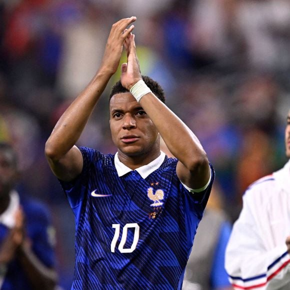 L'attaquant star exprime toute sa fierté d'avoir porté le brassard tout en saluant le soutien inconditionnel des supporters.

Kylian Mbappé salue le public du match France-Espagne, lors de la Coupe du monde, le 14 juillet 2026. 

© Pablo Morano/BSR Agency Arlington United States
