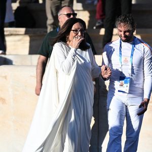 Nana Mouskouri - Passation de la flamme olympique de la Grèce à la France au stade panathénaïque d’Athènes, Grèce, le 26 avril 2024. © Nikos Zagas/Bestimage