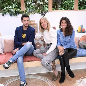 Photo officielle d'Agathe Lecaron, Benjamin Muller et Yasmine Oughlis pour l'émission "La Maison des Maternelles". © Eric VERNAZOBRES - FTV