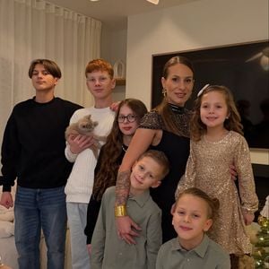 Depuis son divorce et son départ de l'émission Familles nombreuses, Camille Santoro a entamé un tout nouveau chapitre de sa vie en Moselle.

Camille Santoro entourée de ses six enfants et de sa compagne Sophie dans sa nouvelle et immense maison.