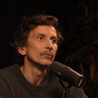 Après sa grande histoire avec une "fille de" de renom, Arnaud Tsamère est en couple avec Manon, une belle brune avec qui il éduque Micheline