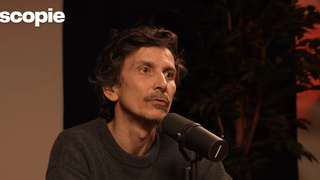 Après sa grande histoire avec une "fille de" de renom, Arnaud Tsamère est en couple avec Manon, une belle brune avec qui il éduque Micheline