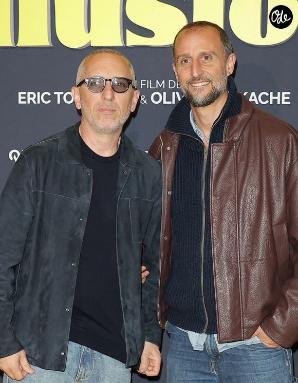 Gad Elmaleh et son petit frère Arié Elmaleh à la Première du film "Juste une illusion" au cinéma Le Grand Rex à Paris le 22 mars 2026. © Coadic Guirec/Bestimage