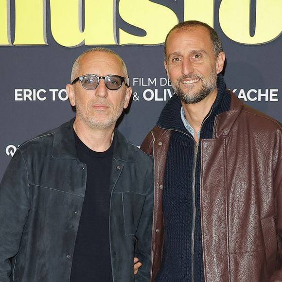 Gad Elmaleh et son petit frère Arié Elmaleh à la Première du film "Juste une illusion" au cinéma Le Grand Rex à Paris le 22 mars 2026. © Coadic Guirec/Bestimage