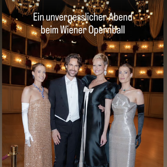 Adriana Karembeu avec les jumelles Lady Eliza et Lady Amelia Spencer, les filles de Charles Spencer et Victoria Aitken et nièces de Diana, lors du Bal de l'opéra de Vienne.