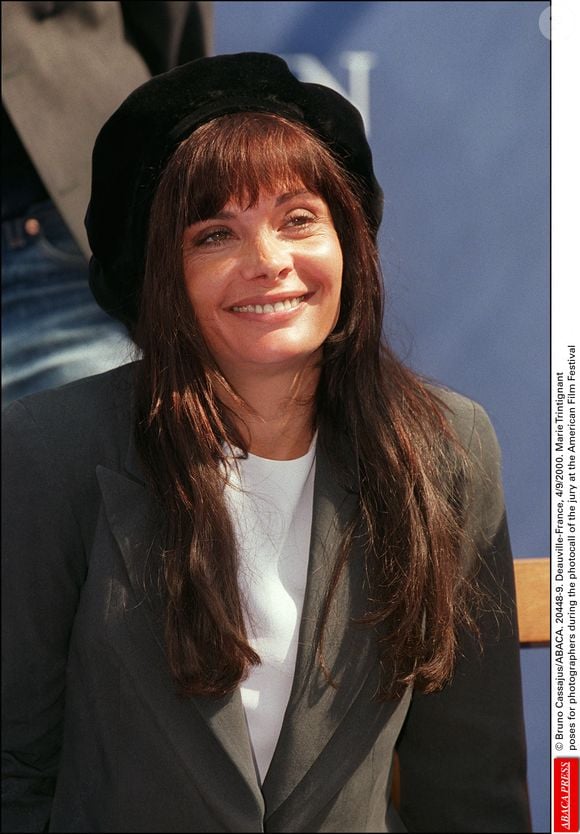 Marie Trintignant pose pour les photographes lors du photocall du jury au Festival du Film Américain Deauville-France, 4/9/2000 © Bruno Cassajus/ABACA.