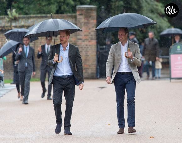 Il reconnaît que certaines blessures restent, mais refuse de continuer à entretenir les conflits familiaux.

Le prince William et le prince Harry lors de la visite du  Sunken Garden dédié à la mémoire de Lady Diana à Londres le 30 août 2017. AGENCE / BESTIMAGE