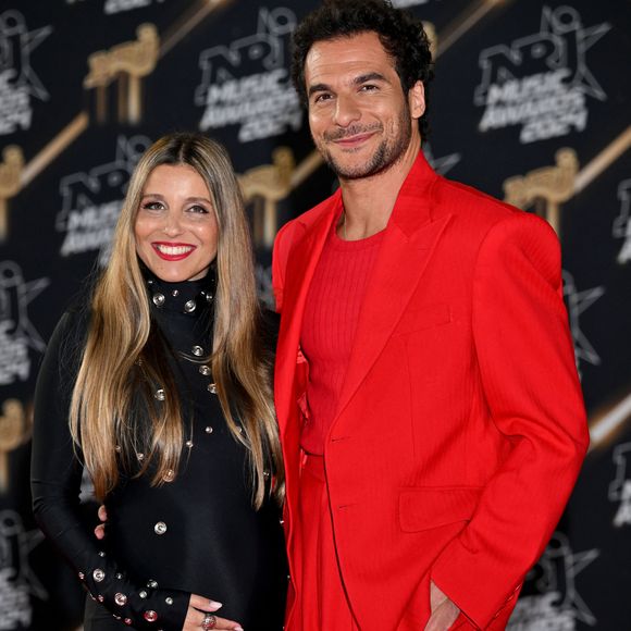 Amir et sa femme Lital, enceinte de leur troisième enfant, au photocall de la 26ème édition des NRJ Music Awards à Cannes, le 1er novembre 2024. Mariés depuis dix ans, Amir et Lital Haddad vont prochainement agrandir la famille, déjà composée de leurs enfants, Mikhaël et Or. 
© Bebert / Guignebourg / Bestimage