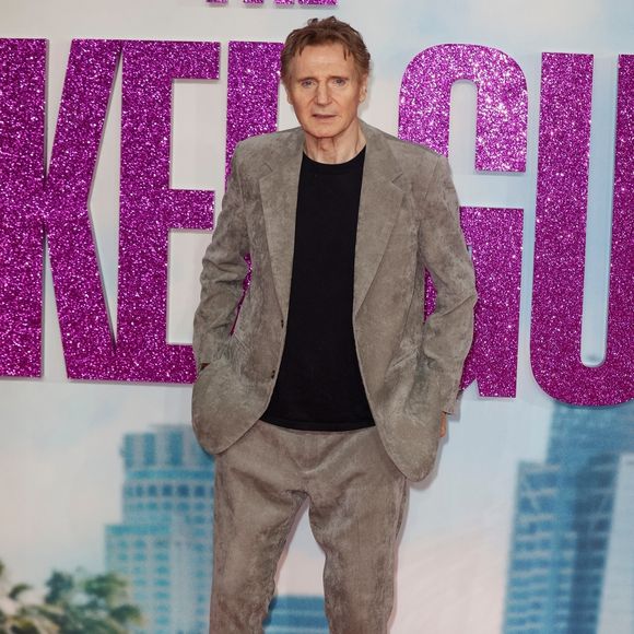 Pamela Anderson et Liam Neeson - Première du film "The Naked Gun" au Cineworld Leicester Square à Londres, le 22 juillet 2025.  

Photo : Backgrid UK/ Bestimage