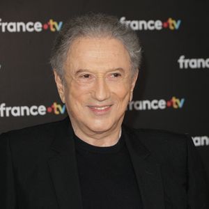 À 83 ans, il revient sur les deux opérations à cœur ouvert qu'il a subies.

Michel Drucker au photocall de la conférence de presse de rentrée de France Télévisions à Paris, France, le 4 septembre 2024. © Coadic Guirec/Bestimage