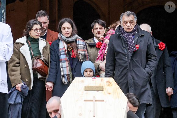 La cérémonie s'est déroulée en l'église Saint-Roch dans le premier arrondissement de Paris

Pia Laborde et Gabrièle Laborde, les filles de C.Laborde, et leur père Jimmy - Sortie des obsèques de Catherine Laborde en l’église Saint-Roch à Paris, le 6 février 2025. Décédée le 28 janvier 2025 à l'âge de 73 ans, l'ancienne présentatrice météo de TF1 (1988 - 2017) était atteinte de la maladie neurodégénérative à corps de Lewy. 
© Jacovides - Moreau / Bestimage