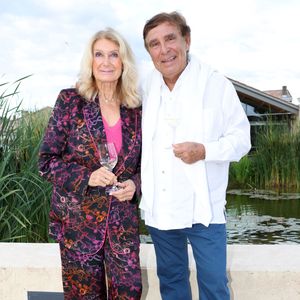 Exclusif - Jean-Pierre Foucault et sa femme Evelyne au Château Duhart-Milon à Pauillac en Gironde, le 11 juillet 2024. - Festival International du Film en Médoc " Les Vendanges du 7ème Art" à Pauillac. © Jean-Marc Lhomer/Bestimage