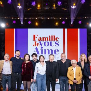 Exclusif - Laurent Baffie, Benjamin Baffie, Ginette Baffie, Michel Duléry, Raphael Duléry, Pascale Pouzadoux, Lucien Duléry, Mathilde Seigner, Michel Drucker, Antoine Duléry, Annick Duléry, Amélie Adamo, Salvatore Adamo, Helene Janssens et Jeanfi Janssens en backstage de l'enregistrement de l'émission "Famille je vous aime" présentée par Michel Drucker et qui sera diffusée le vendredi 29 mai sur France 3, à Paris, France, le 4 décembre 2025. © Gaffiot-Perusseau/Bestimage