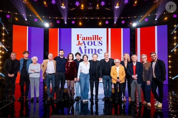 Exclusif - Laurent Baffie, Benjamin Baffie, Ginette Baffie, Michel Duléry, Raphael Duléry, Pascale Pouzadoux, Lucien Duléry, Mathilde Seigner, Michel Drucker, Antoine Duléry, Annick Duléry, Amélie Adamo, Salvatore Adamo, Helene Janssens et Jeanfi Janssens en backstage de l'enregistrement de l'émission "Famille je vous aime" présentée par Michel Drucker et qui sera diffusée le vendredi 29 mai sur France 3, à Paris, France, le 4 décembre 2025. © Gaffiot-Perusseau/Bestimage