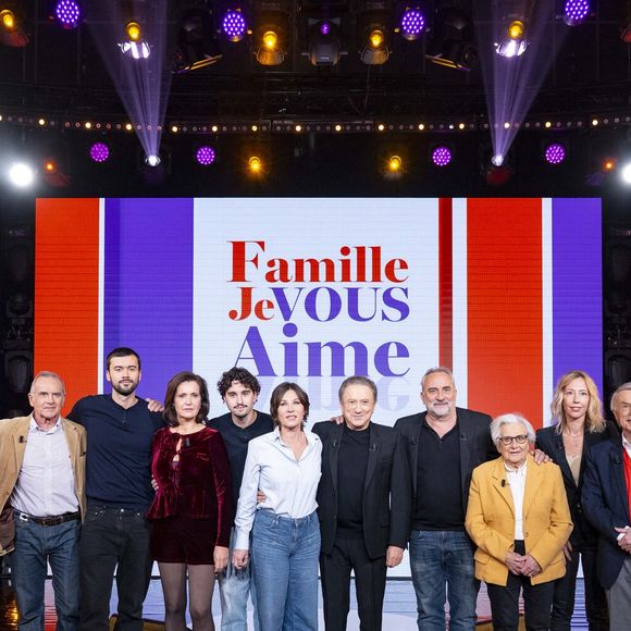 Exclusif - Laurent Baffie, Benjamin Baffie, Ginette Baffie, Michel Duléry, Raphael Duléry, Pascale Pouzadoux, Lucien Duléry, Mathilde Seigner, Michel Drucker, Antoine Duléry, Annick Duléry, Amélie Adamo, Salvatore Adamo, Helene Janssens et Jeanfi Janssens en backstage de l'enregistrement de l'émission "Famille je vous aime" présentée par Michel Drucker et qui sera diffusée le vendredi 29 mai sur France 3, à Paris, France, le 4 décembre 2025. © Gaffiot-Perusseau/Bestimage