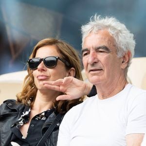 Raymond Domenech et sa compagne Caroline Pastorelli dans les tribunes lors des Internationaux de France de Tennis de Roland Garros 2025, à Paris, France, le 3 juin 2025. © Jacovides-Moreau/Bestimage
