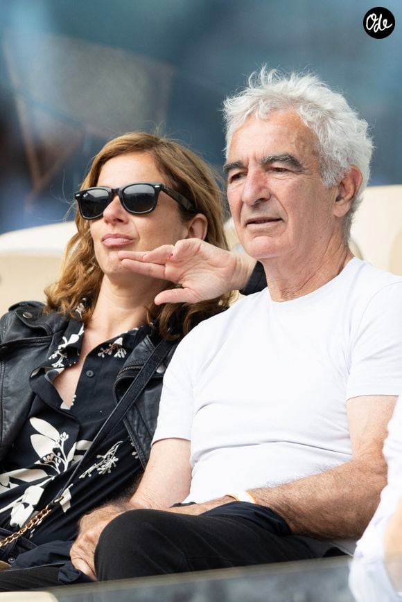 Raymond Domenech et sa compagne Caroline Pastorelli  dans les tribunes lors des Internationaux de France de Tennis de Roland Garros 2025, à Paris, France, le 3 juin 2025. © Jacovides-Moreau/Bestimage