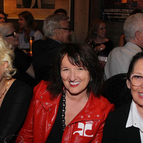 Exclusif - Ysa Ferrer, Anne Roumanoff, Chantal Lauby lors de la soirée de présentation de la nouvelle revue au Artishow Cabaret à Paris le 2 juin 2025. Le cabaret fête aussi son 250 000 ème spectateur.

© Philippe Baldini / Bestimage
